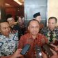 Penjabat (Pj) Wali Kota Madiun Eddy Supriyanto saat memberikan keterangan kepada sejumlah jurnalis usai usai menghadiri pelantikan Pengawas Kelurahan se-Kota Madiun di Hotel Aston, Minggu (2/6/2024). Foto: Neumedia.id/Bormanto
