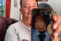 Agung Sugiyanto menunjukkan foto keponakannya yang kematiannya dinilai janggal. Foto: Ist
