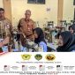Pelatihan membuat sepatu yang digelar Disnakerin Kabupaten Madiun di balai Desa Ngampel, Kecamatan Mejayan, Selasa (6/8/2024).