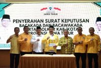 Ketua DPD Partai Golkar Jatim, Mohammad Sarmudi, menyerahkan surat keputusan rekomendasi di Surabaya pada Minggu, 4 Agustus 2024.
