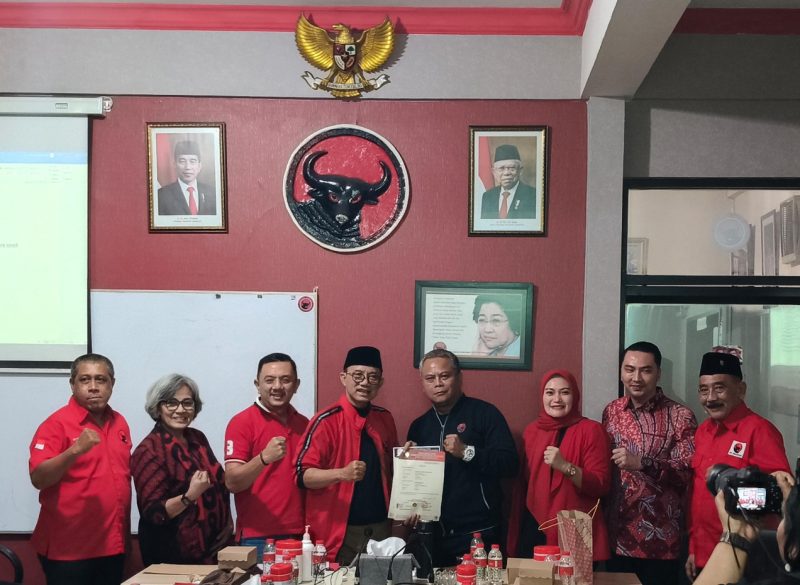 Inda Raya dan Aldi Dwi Prastianto menerima rekomendasi dari PDIP di Kantor DPD PDIP Jawa Timur, Rabu (28/8/2024) malam.