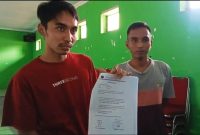 Bendahara sekaligus Sekretaris Panitia Acara Pengajian, Vicky Aditia (kaus merah) memberikan klarifikasi kepada awak media terkait viral posting tarif parkir dan sewa lapak di acara pengajian, Kamis (1/8/2024).