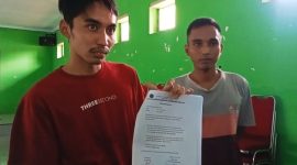 Bendahara sekaligus Sekretaris Panitia Acara Pengajian, Vicky Aditia (kaus merah) memberikan klarifikasi kepada awak media terkait viral posting tarif parkir dan sewa lapak di acara pengajian, Kamis (1/8/2024).