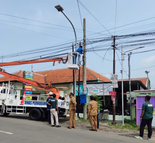 Petugas Dinas Perhubungan Kabupaten Madiun melakukan penertiban APJ ilegal. Foto : Dokumentasi Dishub Kabupaten Madiun. 