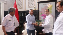 Kepala Daop 7 Madiun, Suharjono, memberikan kue ulang tahun KAI ke 79 kepada Pj Wali Kota Madiun, Eddy Supriyanto, Sabtu (28/9/2024).