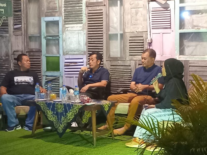 Dialog antara pedagang kaki lima (PKL) dan buruh Kota Madiun dengan paslon Wali Kota dan Wakil Wali Kota nomor urut 3, Bonie Laksmana dan Bagus Rizki Dinarwan (Bonus) di Cafe Stasiyun Kawak, Jumat (27/9/2024) malam.