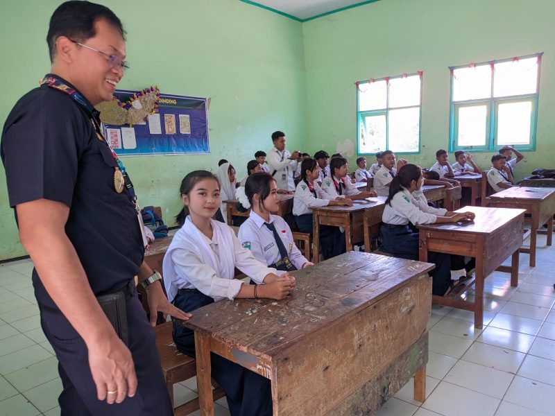 Koordinator Daerah Kemenkeu Mengajar di Kabupaten Madiun, Dwi Yogyastara, mengajar siswa-siswi SMPN 1 Kare, Senin (7/10/2024).