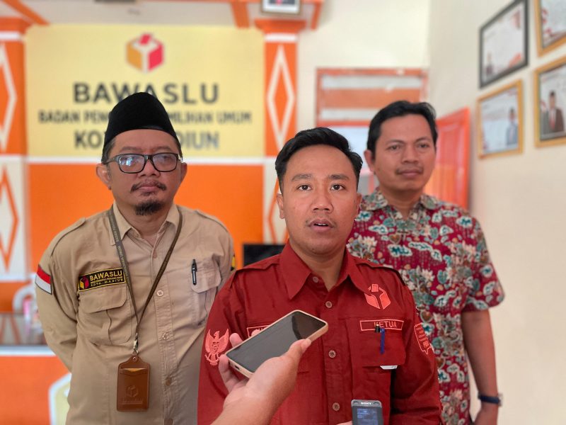 Ketua Bawaslu Kota Madiun, Wahyu Sesar Tri Sulistiyo Nugroho memberikan keterangan kepada awak media.