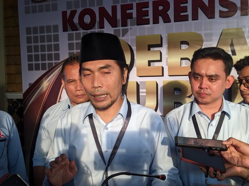Paslon nomor urut 1, Ahmad Dawami-Sandika R. Ferryantiko (Madiun Menyala) saat jumpa pers usai Debat Kesatu Pilkada Madiun 2024 di RM Icha Orient Tarsan, Selasa (22/10/2024).