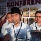 Paslon nomor urut 1, Ahmad Dawami-Sandika R. Ferryantiko (Madiun Menyala) saat jumpa pers usai Debat Kesatu Pilkada Madiun 2024 di RM Icha Orient Tarsan, Selasa (22/10/2024).