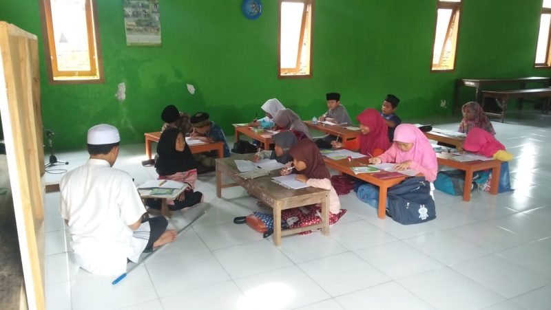 Guru ngaji menjadi salah satu unsur masyarakat yang merasakan manfaat ADD 20% di Desa Simo.