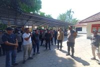 Puluhan massa Forum Komunikasi Masyarakat Bersama saat unjuk rasa di Kantor Bawaslu Kota Madiun, Jumat (25/10/2024).
