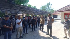 Puluhan massa Forum Komunikasi Masyarakat Bersama saat unjuk rasa di Kantor Bawaslu Kota Madiun, Jumat (25/10/2024).
