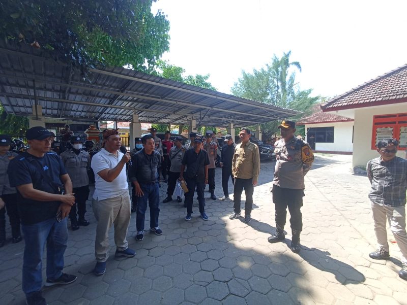 Puluhan massa Forum Komunikasi Masyarakat Bersama saat unjuk rasa di Kantor Bawaslu Kota Madiun, Jumat (25/10/2024).