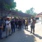 Puluhan massa Forum Komunikasi Masyarakat Bersama saat unjuk rasa di Kantor Bawaslu Kota Madiun, Jumat (25/10/2024).