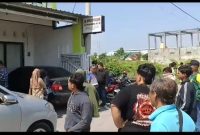 Puluhan massa datangi kantor DPD Perindo Kabupaten Madiun menuntut pembayaran honor saksi Pemilu 2024, Sabtu (26/10/2024). Foto : istimewa