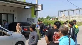 Puluhan massa datangi kantor DPD Perindo Kabupaten Madiun menuntut pembayaran honor saksi Pemilu 2024, Sabtu (26/10/2024). Foto : istimewa