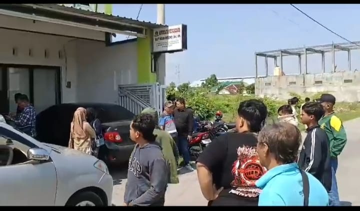 Puluhan massa datangi kantor DPD Perindo Kabupaten Madiun menuntut pembayaran honor saksi Pemilu 2024, Sabtu (26/10/2024). Foto : istimewa