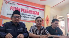 Bawaslu Kota Madiun sayangkan pemberian daster dan pakaian dalam wanita oleh massa yang berunjuk rasa pada Jumat (25/10/2024).