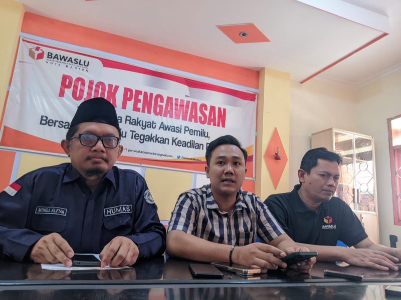 Bawaslu Kota Madiun sayangkan pemberian daster dan pakaian dalam wanita oleh massa yang berunjuk rasa pada Jumat (25/10/2024).