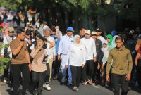 Cawali Madiun, Maidi, turut berjalan bersama Khofifah dan warga saat jalan santai di stadion Wilis, Minggu (27/10/2024) pagi.