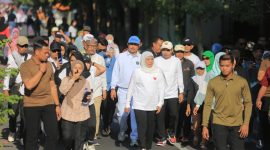 Cawali Madiun, Maidi, turut berjalan bersama Khofifah dan warga saat jalan santai di stadion Wilis, Minggu (27/10/2024) pagi.