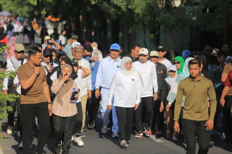 Cawali Madiun, Maidi, turut berjalan bersama Khofifah dan warga saat jalan santai di stadion Wilis, Minggu (27/10/2024) pagi.