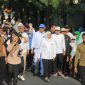 Cawali Madiun, Maidi, turut berjalan bersama Khofifah dan warga saat jalan santai di stadion Wilis, Minggu (27/10/2024) pagi.