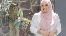 Aktivis perempuan dan tokoh masyarakat, Inda Raya, kritik pemberian daster dan bra saat unjuk rasa massa di Kantor Bawaslu Kota Madiun, Jumat (25/10/2024).