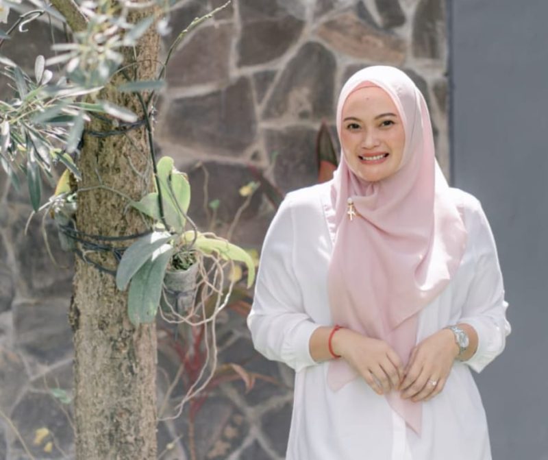 Aktivis perempuan dan tokoh masyarakat, Inda Raya, kritik pemberian daster dan bra saat unjuk rasa massa di Kantor Bawaslu Kota Madiun, Jumat (25/10/2024).