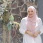 Aktivis perempuan dan tokoh masyarakat, Inda Raya, kritik pemberian daster dan bra saat unjuk rasa massa di Kantor Bawaslu Kota Madiun, Jumat (25/10/2024).