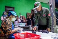 Calon Walikota Madiun nomor urut 1, Maidi, saat mengunjungi UMKM di Jalan Bali, Rabu (30/10/2024).