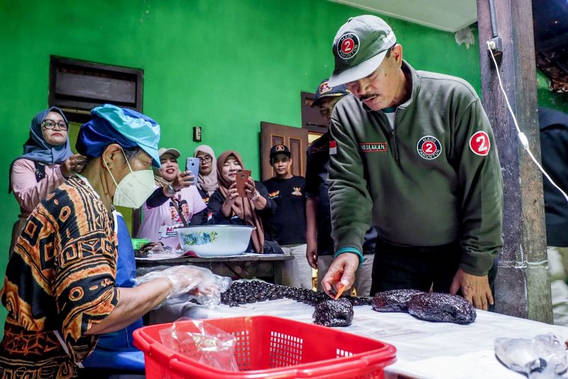 Calon Walikota Madiun nomor urut 1, Maidi, saat mengunjungi UMKM di Jalan Bali, Rabu (30/10/2024).