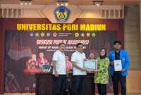 Pasangan calon Wali Kota dan Wakil Wali Kota Madiun nomor urut 3, Bonie Laksmana dan Bagus Rizki Dinarwan (BONUS) menerima piagam dari civitas akademika usai diskusi publik akademisi di Graha Cendikia UNIPMA, Kamis malam (31/10/2024). Foto : ant/neumedia