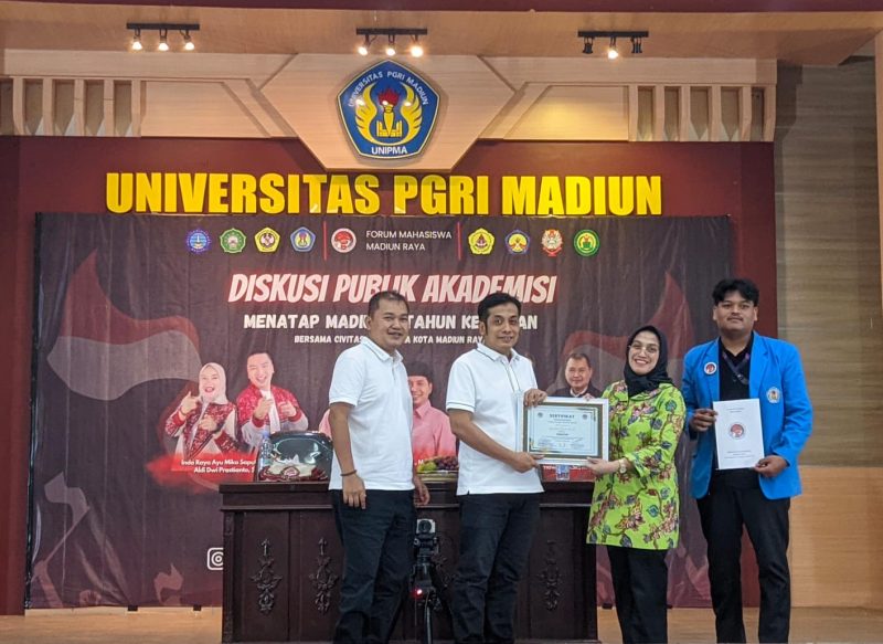 Pasangan calon Wali Kota dan Wakil Wali Kota Madiun nomor urut 3, Bonie Laksmana dan Bagus Rizki Dinarwan (BONUS) menerima piagam dari civitas akademika usai diskusi publik akademisi di Graha Cendikia UNIPMA, Kamis malam (31/10/2024). Foto : ant/neumedia
