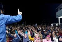 Calon Bupati Madiun nomor urut 1, Ahmad Dawami (Kaji Mbing) memompa semangat ribuan massa pendukung di pondok pesantren Karangkadempel, Jiwan, Selasa (29/10/2024) malam. Foto: istimewa.