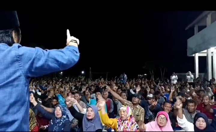 Calon Bupati Madiun nomor urut 1, Ahmad Dawami (Kaji Mbing) memompa semangat ribuan massa pendukung di pondok pesantren Karangkadempel, Jiwan, Selasa (29/10/2024) malam. Foto: istimewa.