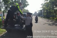 Petugas Satlantas Polres Madiun mengevakuasi kendaraan yang terlibat kecelakaan di Dagangan, Rabu (20/11/2024). Foto : Satlantas Polres Madiun for neumedia 