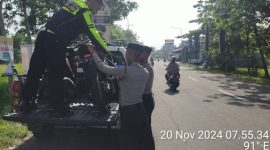 Petugas Satlantas Polres Madiun mengevakuasi kendaraan yang terlibat kecelakaan di Dagangan, Rabu (20/11/2024). Foto : Satlantas Polres Madiun for neumedia 
