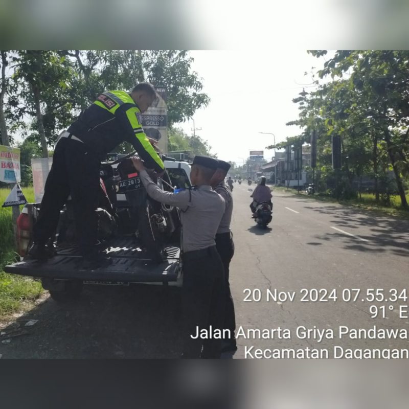 Petugas Satlantas Polres Madiun mengevakuasi kendaraan yang terlibat kecelakaan di Dagangan, Rabu (20/11/2024). Foto : Satlantas Polres Madiun for neumedia 