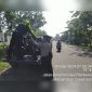 Petugas Satlantas Polres Madiun mengevakuasi kendaraan yang terlibat kecelakaan di Dagangan, Rabu (20/11/2024). Foto : Satlantas Polres Madiun for neumedia 