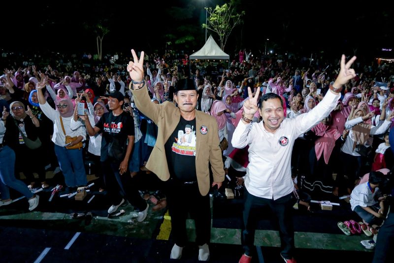Pasangan calon Wali Kota Madiun dan Wakil Wali Kota Madiun nomor urut 2, Maidi dan F Bagus Panuntun, yang digelar di Taman Hijau Demangan (THD), Kamis malam (31/10/2024). Foto : istimewa 