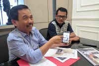 Indra Priangkasa, kuasa hukum dr. Purnomo Hadi (pelapor) menunjukkan sejumlah bukti pelaporan, Jumat (1/11/2024). Foto: ant/neumedia