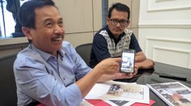 Indra Priangkasa, kuasa hukum dr. Purnomo Hadi (pelapor) menunjukkan sejumlah bukti pelaporan, Jumat (1/11/2024). Foto: ant/neumedia