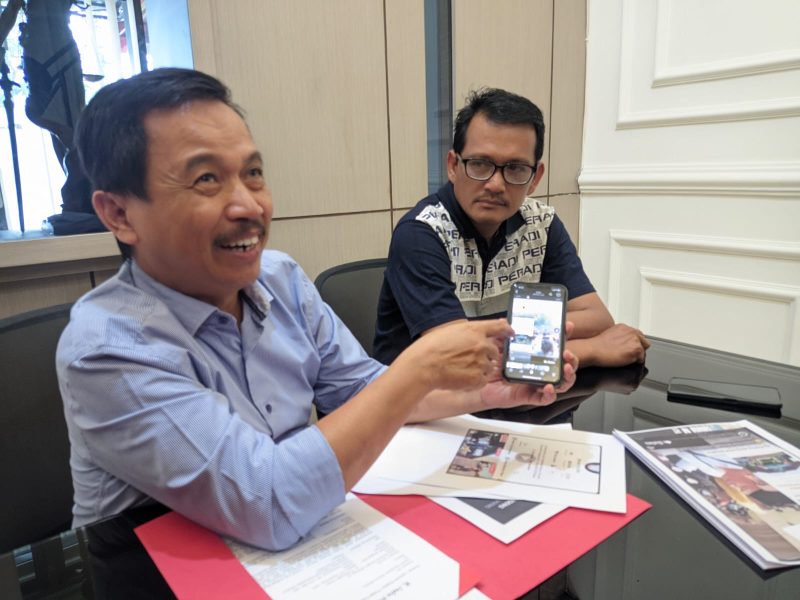Indra Priangkasa, kuasa hukum dr. Purnomo Hadi (pelapor) menunjukkan sejumlah bukti pelaporan, Jumat (1/11/2024). Foto: ant/neumedia