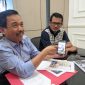 Indra Priangkasa, kuasa hukum dr. Purnomo Hadi (pelapor) menunjukkan sejumlah bukti pelaporan, Jumat (1/11/2024). Foto: ant/neumedia