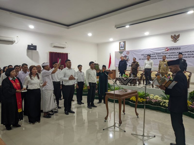 Prosesi pengambilan sumpah pelantikan PTPS Pilkada Kota Madiun di Gedung Diklat, Kelurahan Kejuron, Kecamatan Taman, Kota Madiun, Senin (4/11/2024). Foto: ant/neumedia