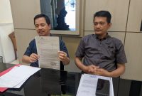 Indra Priangkasa (kiri), kuasa hukum mantan Direktur RSUD Dolopo dr. Purnomo Hadi, menggelar konferensi pers di kantornya, Selasa (5/11/2024) sore.