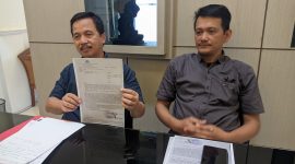 Indra Priangkasa (kiri), kuasa hukum mantan Direktur RSUD Dolopo dr. Purnomo Hadi, menggelar konferensi pers di kantornya, Selasa (5/11/2024) sore.