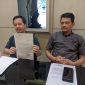 Indra Priangkasa (kiri), kuasa hukum mantan Direktur RSUD Dolopo dr. Purnomo Hadi, menggelar konferensi pers di kantornya, Selasa (5/11/2024) sore.